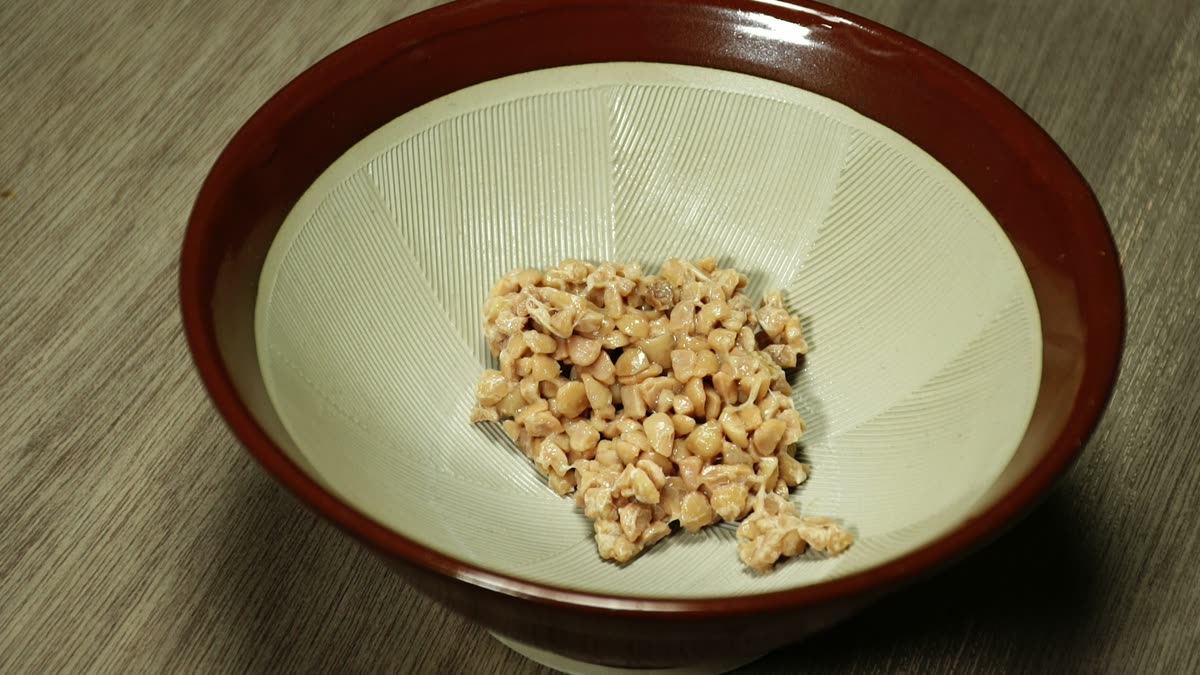 すり鉢に入れた納豆と出汁をすりつぶす