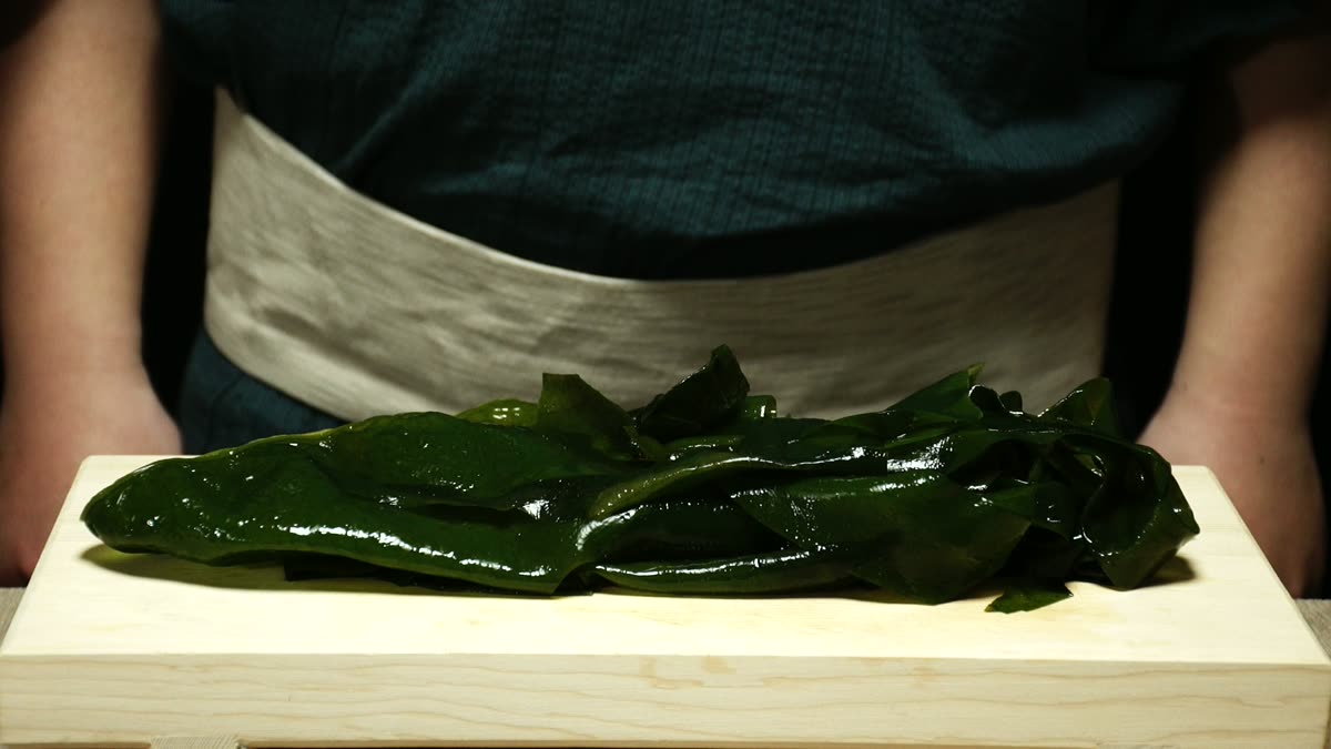 水で戻したわかめを切る