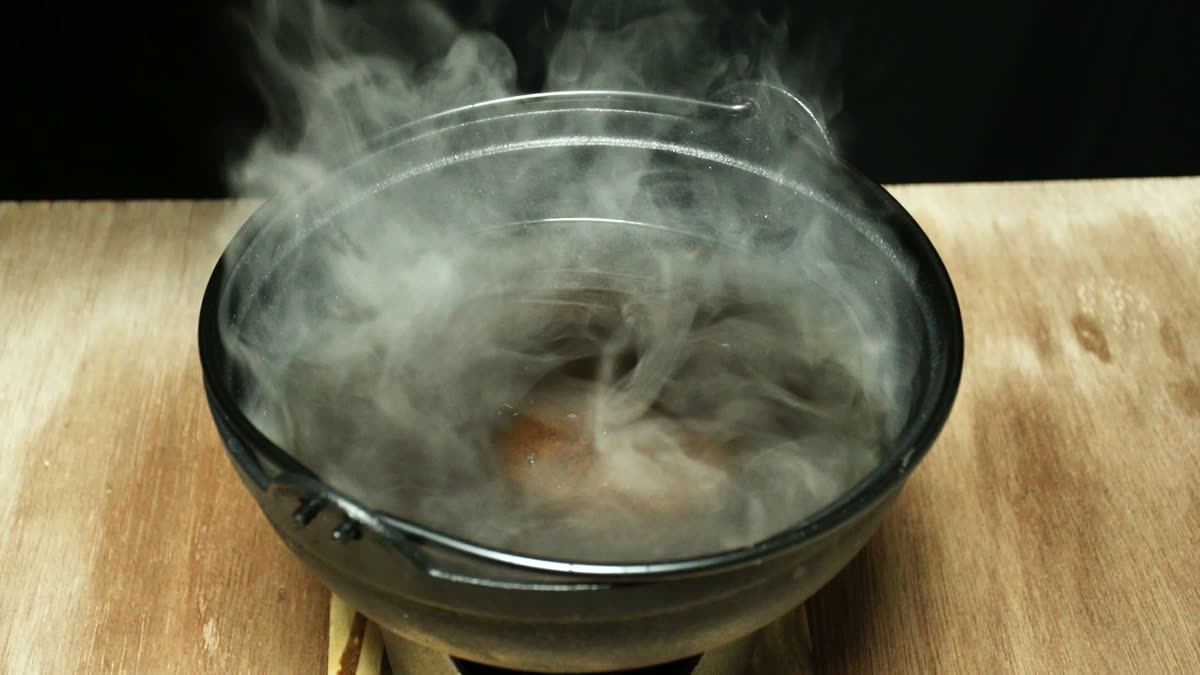 鍋から湯気が立つ。葛を入れてとろみをつける