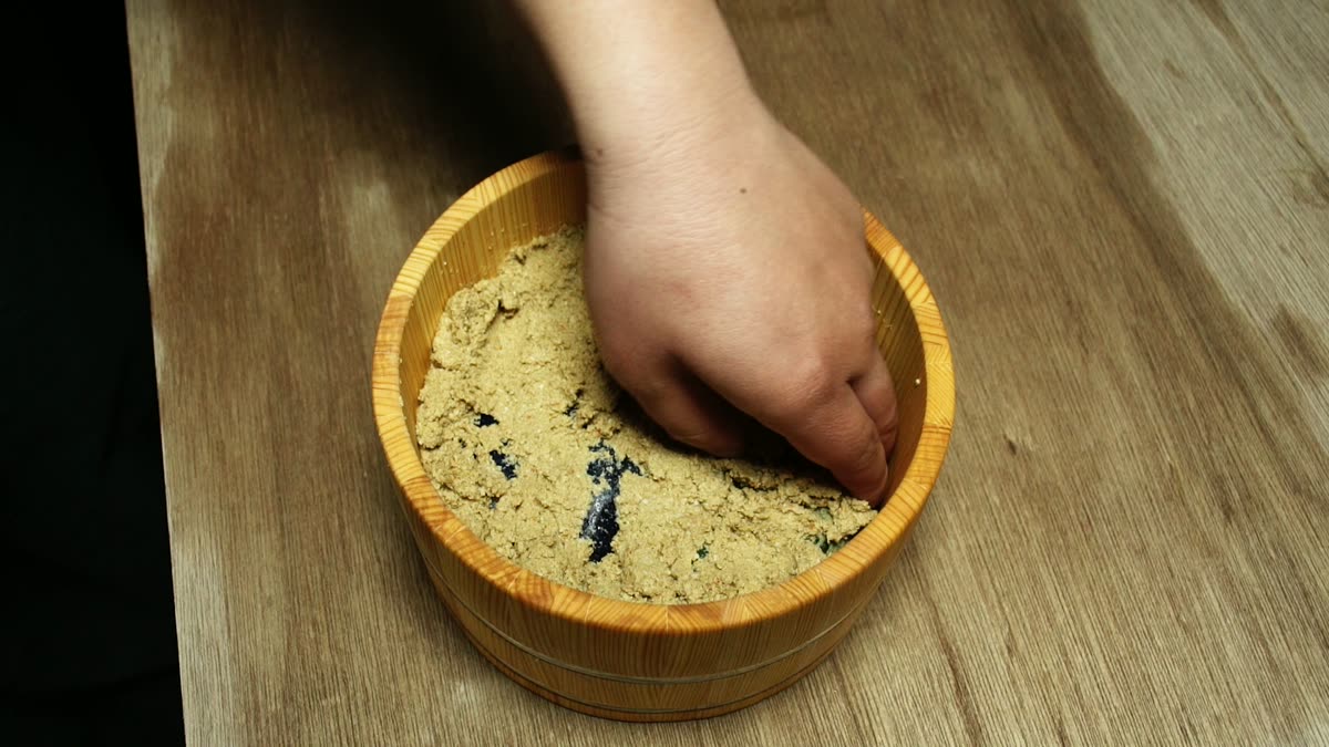 ぬか床から茄子ときゅうりを取り出す