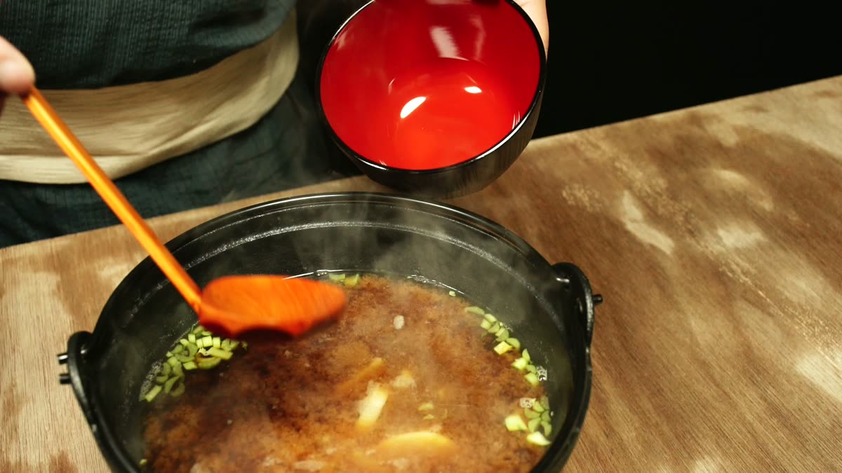 鍋の大根の味噌汁をお玉ですくう