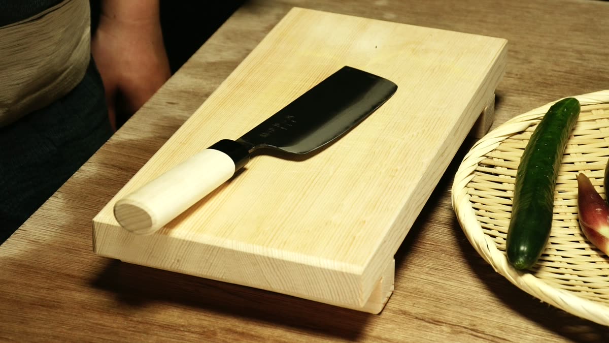 菜切包丁できゅうり・茄子・茗荷を切る