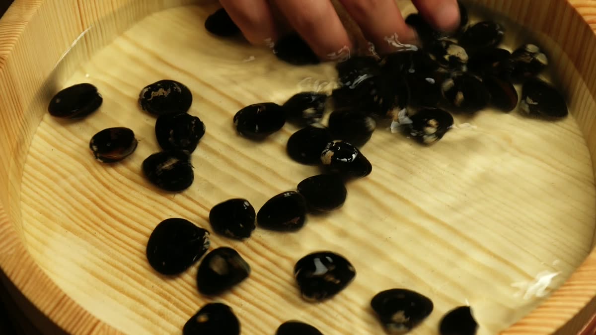 塩水につけたしじみの砂抜き