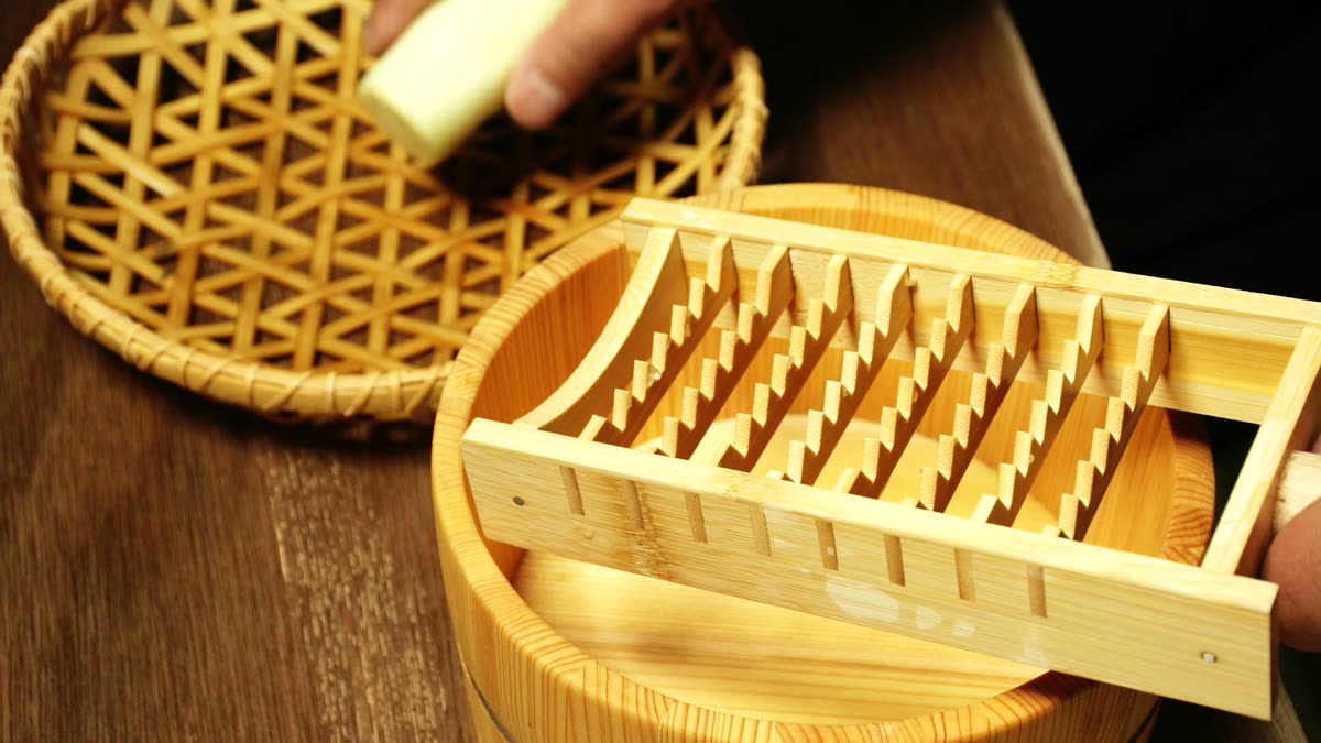 おろし器で茄子をすりおろす