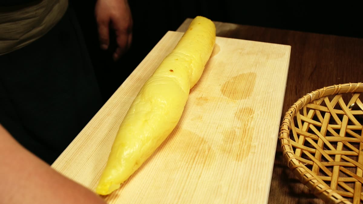 まな板の上でたくあんを切る
