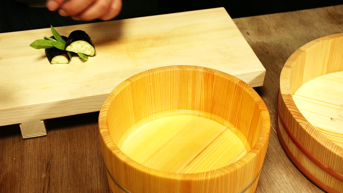 切った茄子と蓼の葉を重ねて塩水に漬ける