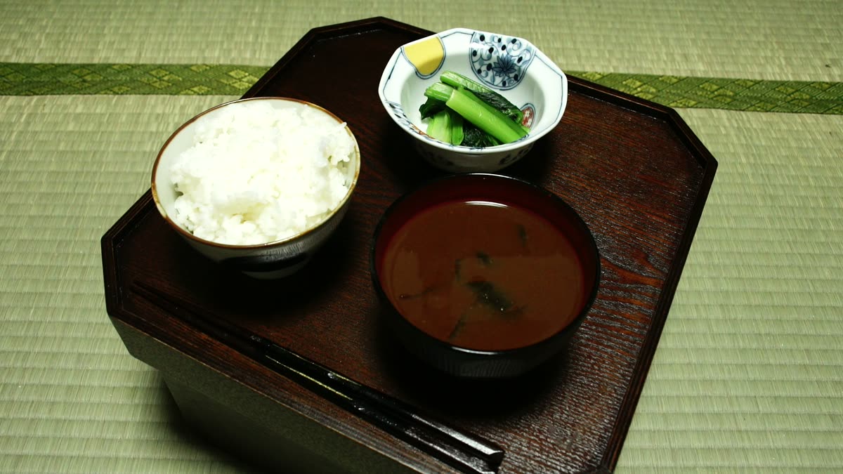 二日目の朝食。ごはん、わかめの味噌汁、小松菜の菜漬