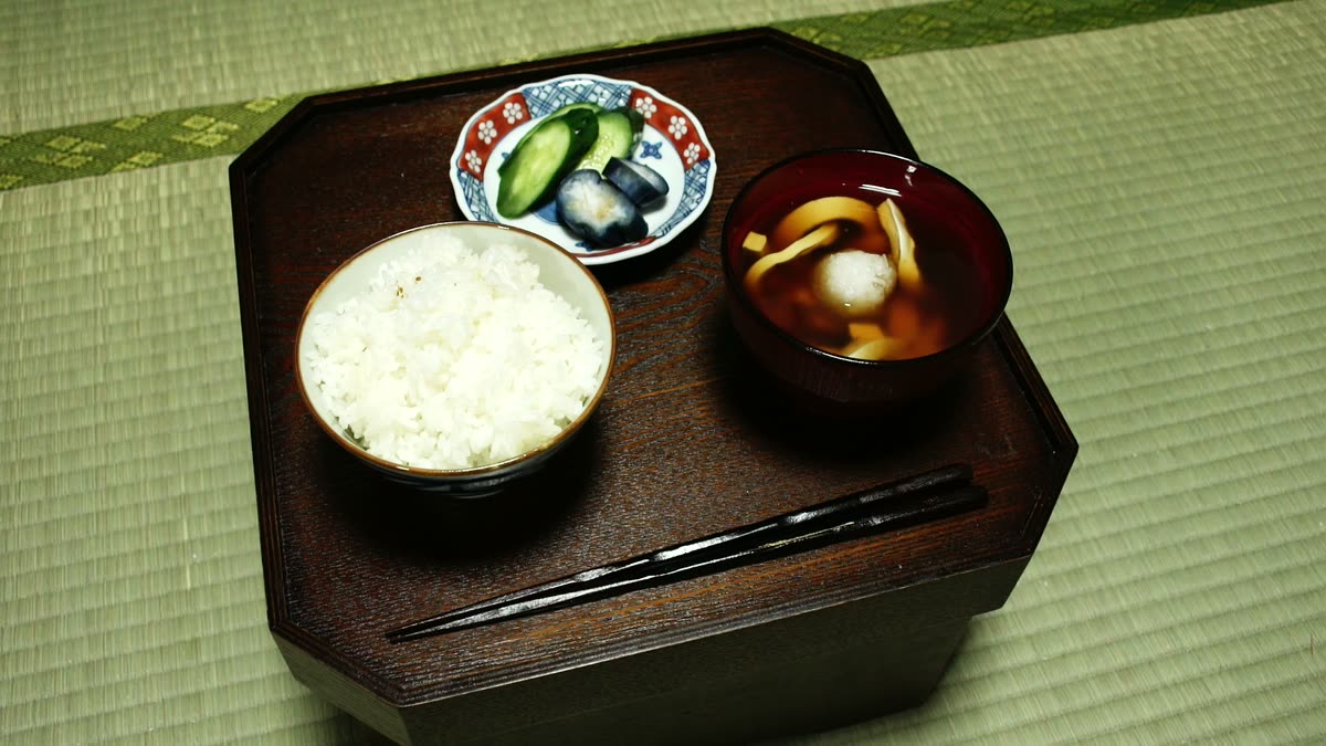 三日目の朝食。ごはん、八杯豆腐汁、茄子ときゅうりのぬか漬け