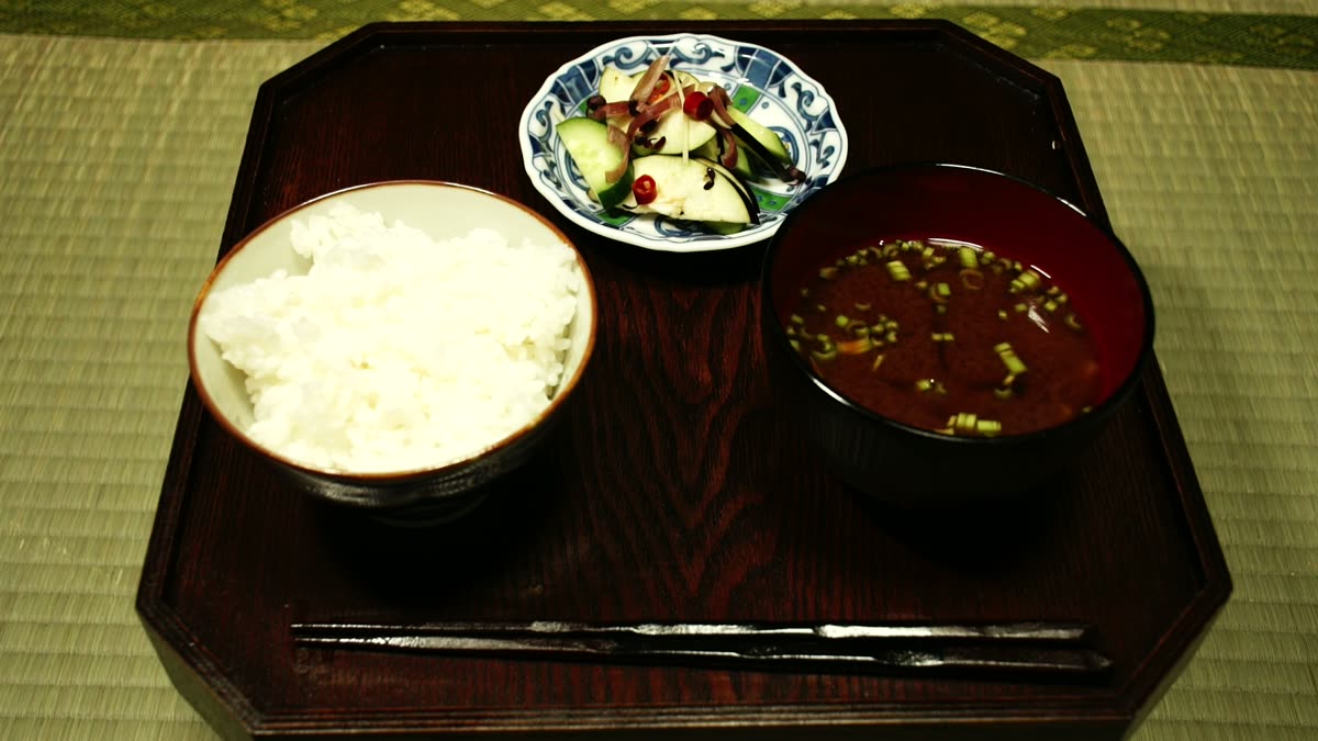 四日目の朝食。ごはん、大根の味噌汁、百味火薬漬