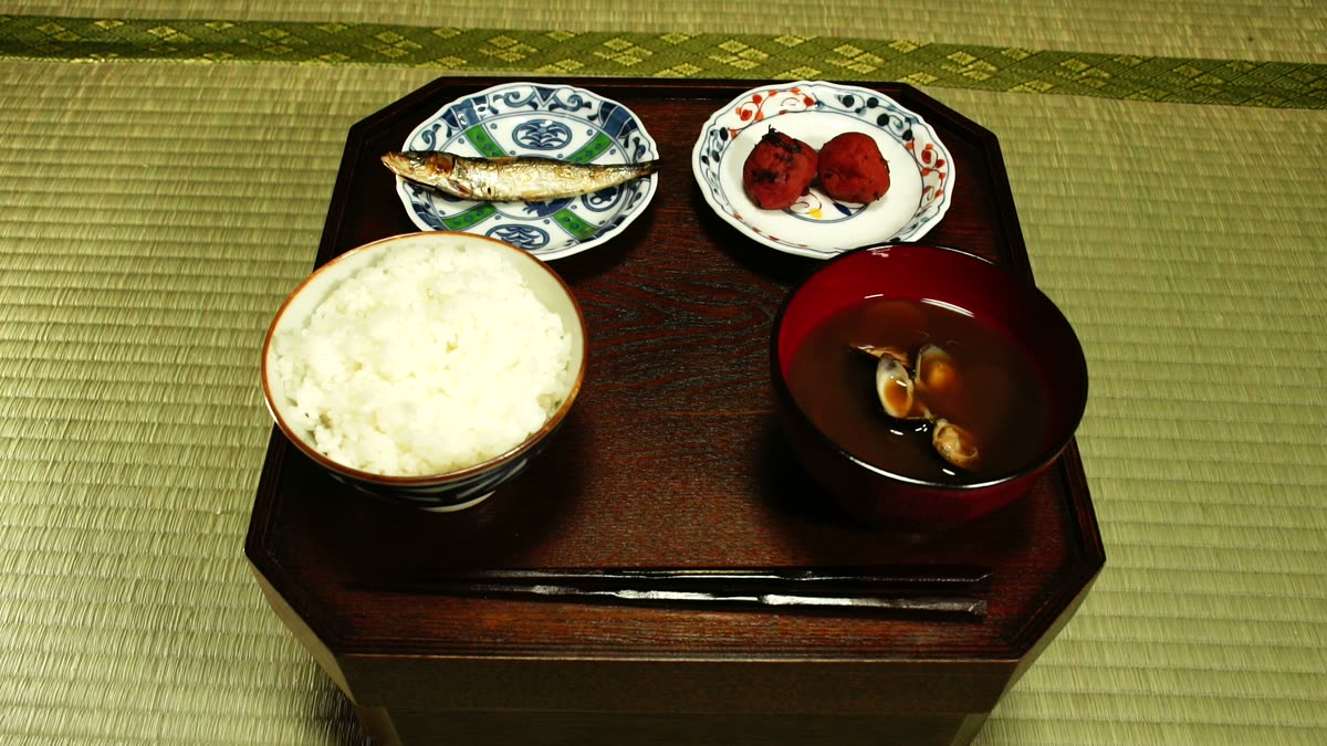 五日目の朝食。ごはん、しじみの味噌汁、めざしいわし、梅干し