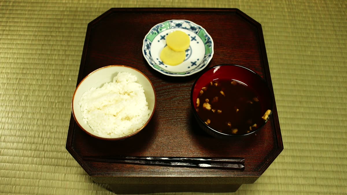 六日目の朝食。ごはん、茄子のおろし汁、たくあん