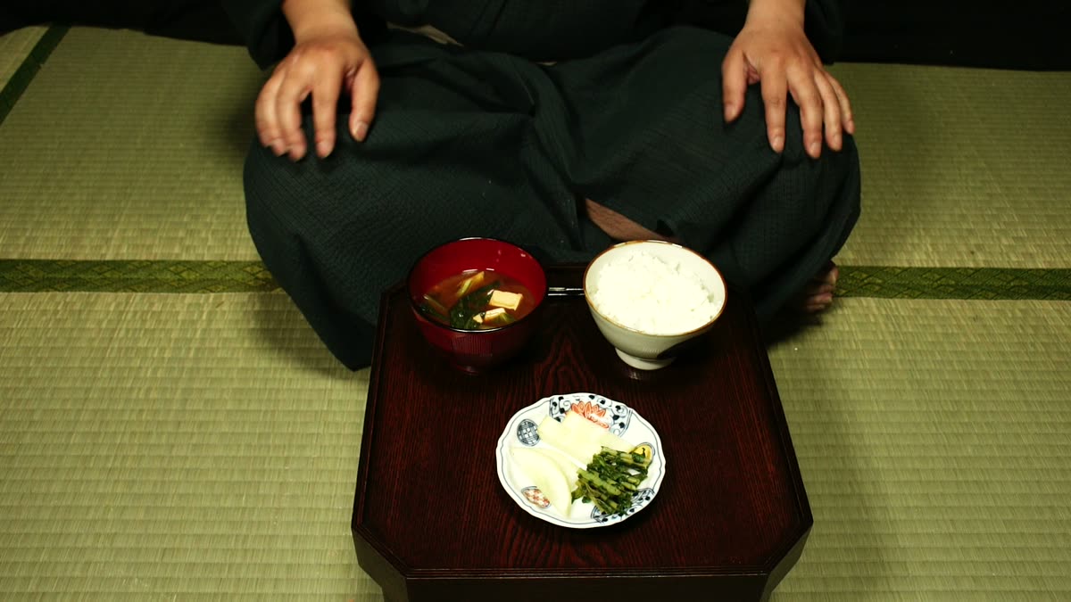膳を前にして朝食をいただく様子