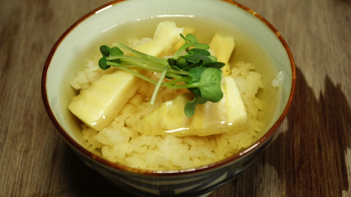 椀によそった筍飯に出汁を張り、せりをのせたもの