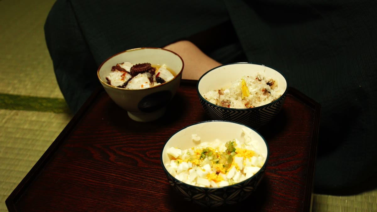 畳に据えた膳の上に並んだ出汁茶漬けの椀