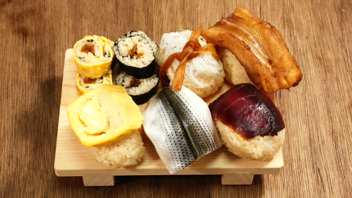 再現した江戸時代の寿司一式。あなご、こはだ、白魚、まぐろのヅケ、細巻、玉子巻き、厚焼き玉子