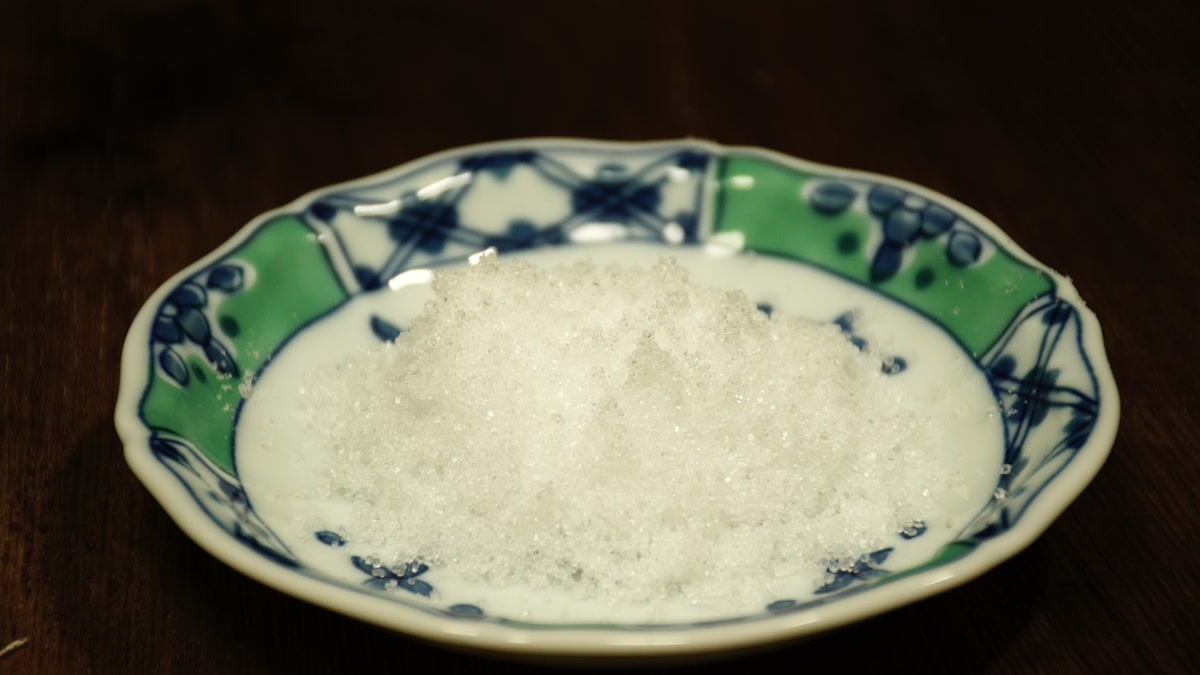 小皿に山盛りにした白い塩