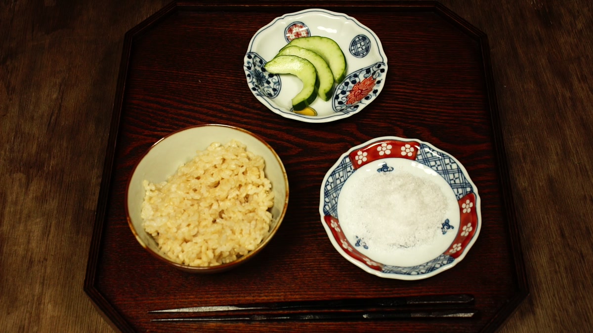 膳に並んだ二日目の朝食。玄米の椀、瓜の塩漬けの小皿、塩の小皿と箸