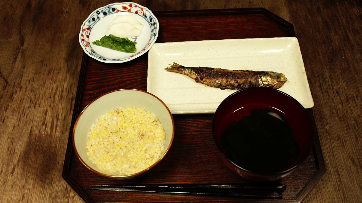 膳に並んだ四日目の朝食。玄米と雑穀の粥、塩鰯の皿、わかめの汁もの、蕪の漬物