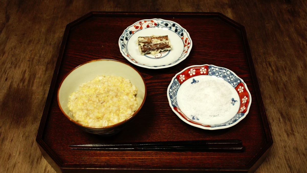 膳に並んだ六日目の朝食。玄米と雑穀の粥、牛蒡の粕漬けの小皿、塩の小皿