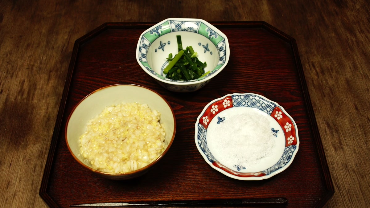 膳に並んだ七日目の朝食。玄米と雑穀の粥、にらとニンニクの芽の和え物、塩の小皿