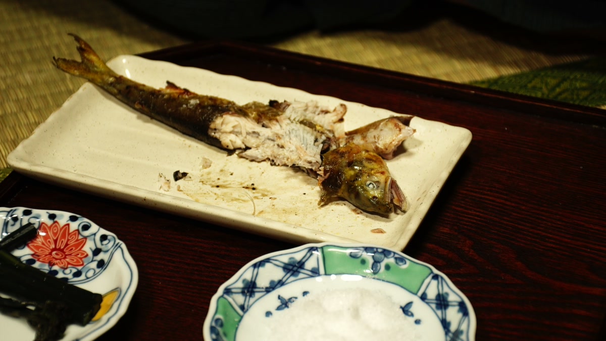 身をほぐした鮎の皿と、塩の小皿がのった膳