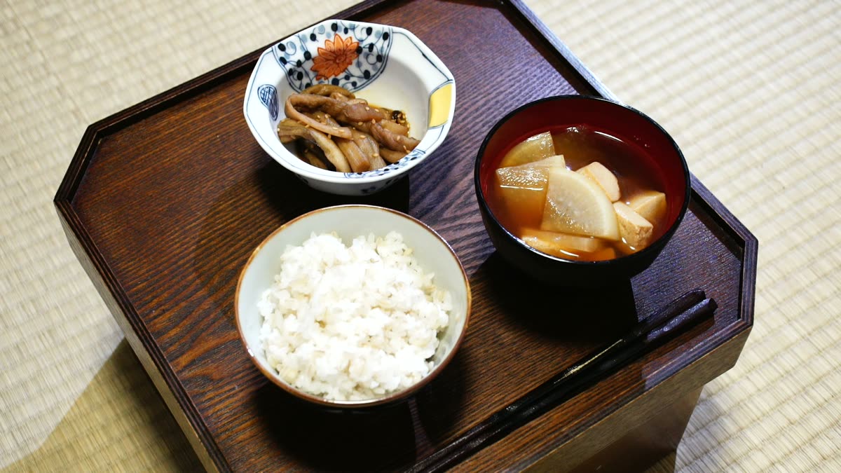 再現した飛脚の朝食。麦飯、芋がらの味噌煮、味噌汁