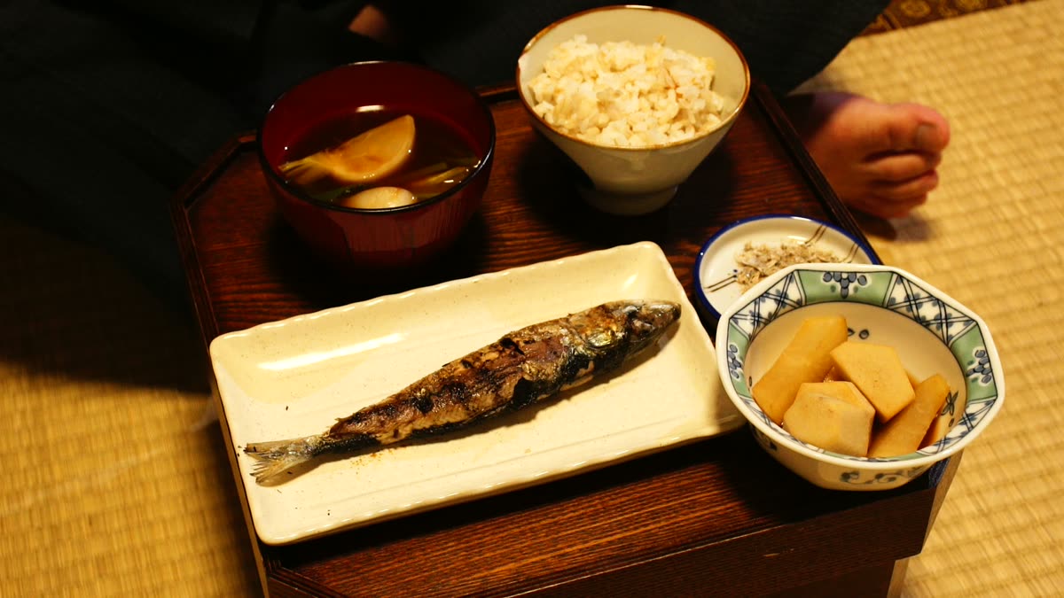 再現した飛脚の晩御飯。焼き干し鰯、蕪の味噌汁、里芋と大根の煮物
