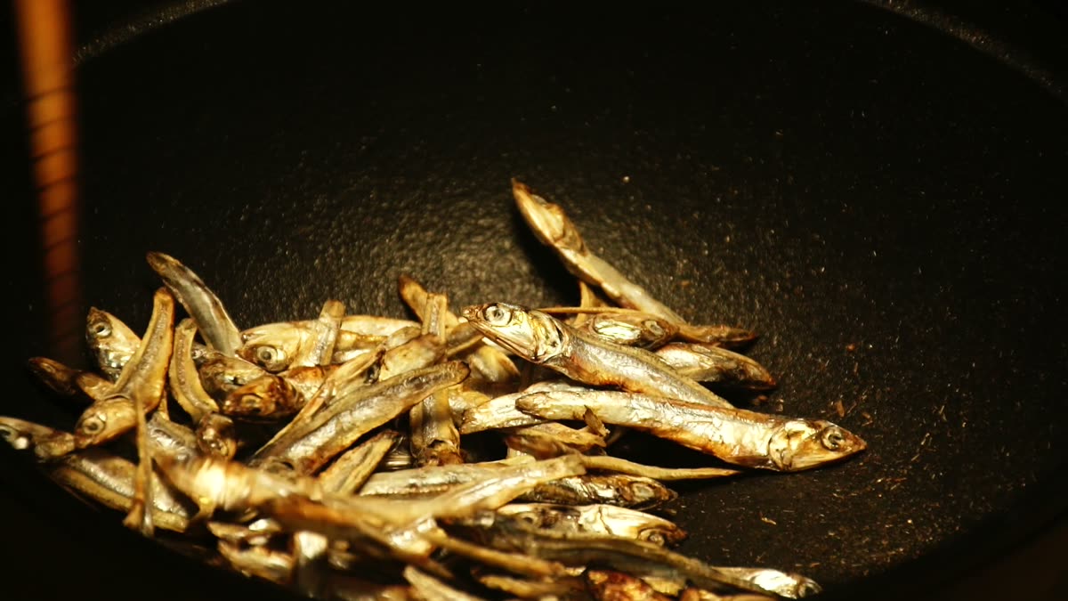 鍋で炒るカタクチイワシ。魚粉の材料