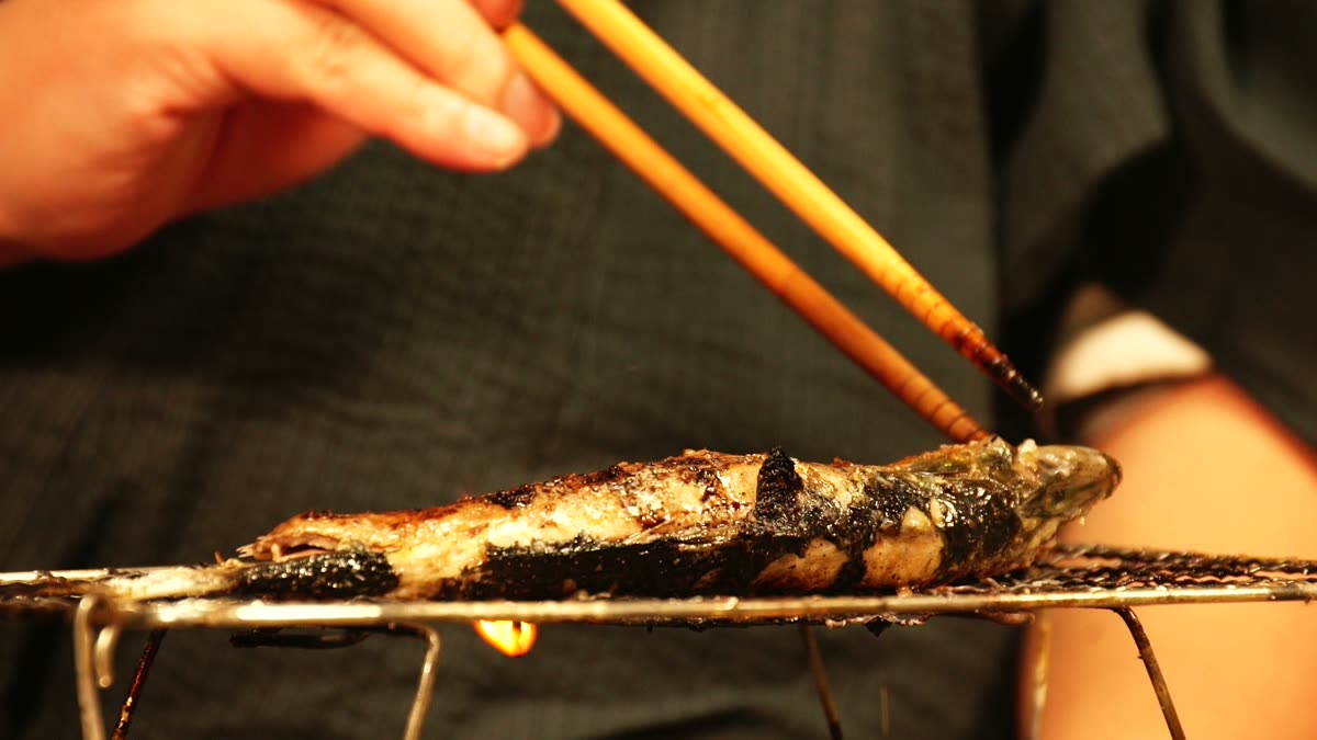 炭火で焼かれる干し鰯