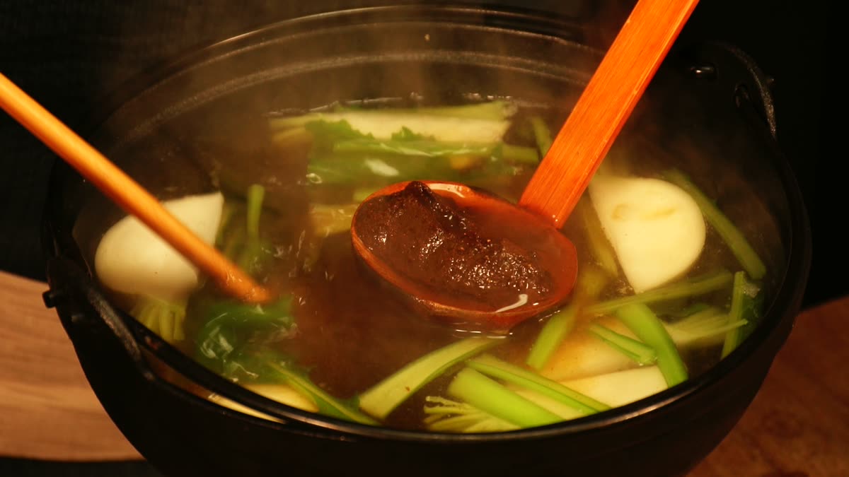鍋で作る蕪の味噌汁
