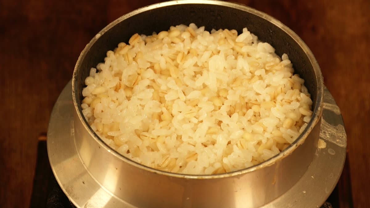 羽釜で炊きあがった麦飯