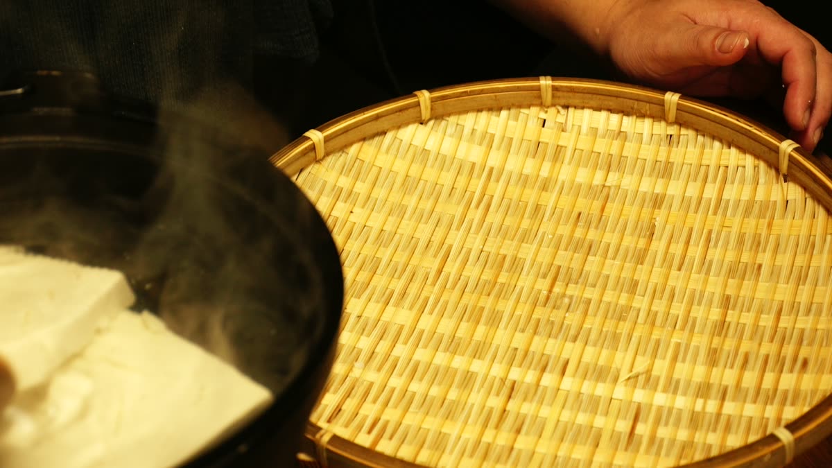 ざるに並べて乾燥させる凍み豆腐