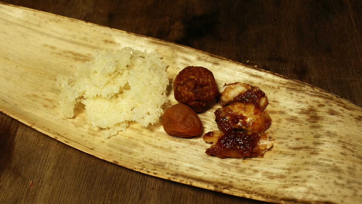 竹の皮に包んだ陣中食一式