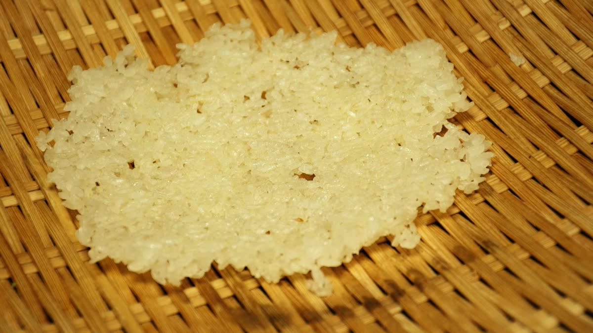 ざるの上で天日干しにした干し飯
