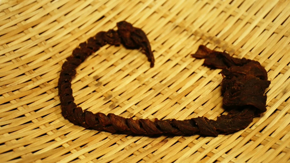 乾燥して黒くなった芋がら縄