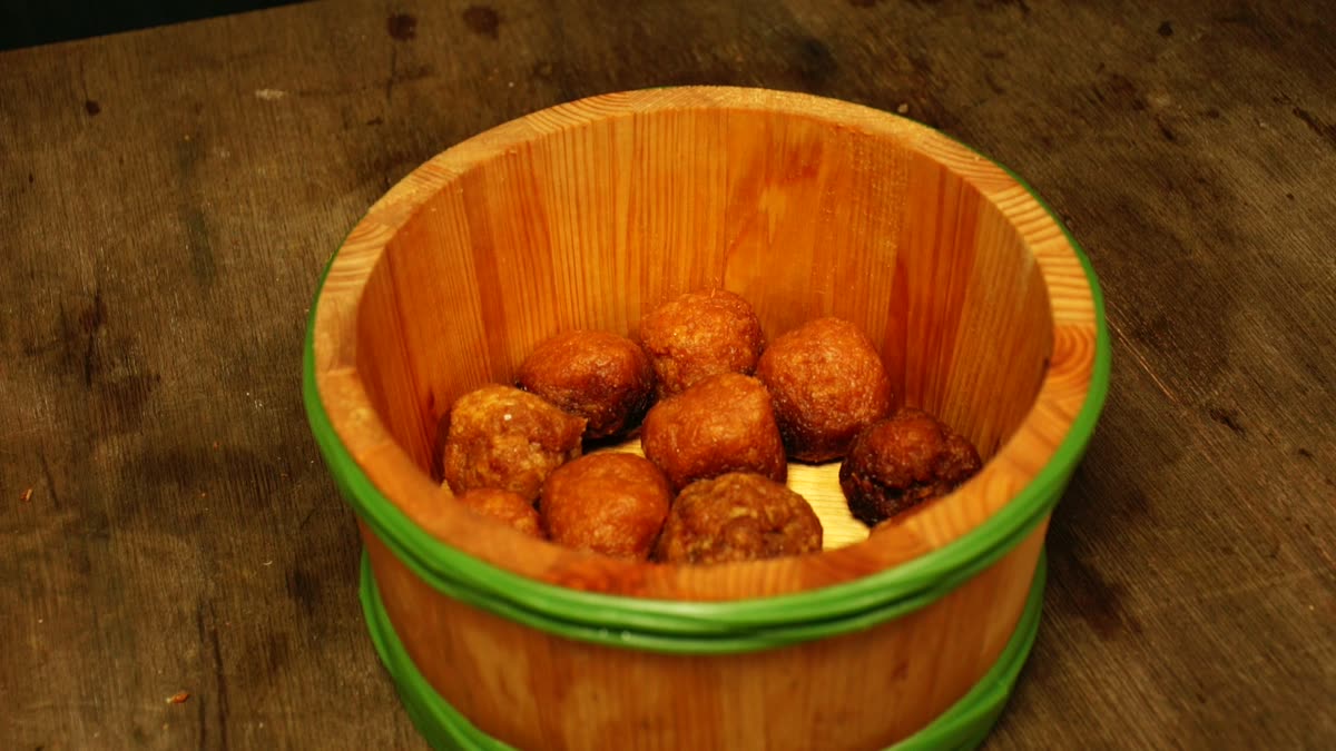 桶の中で発酵させた陣屋味噌の団子