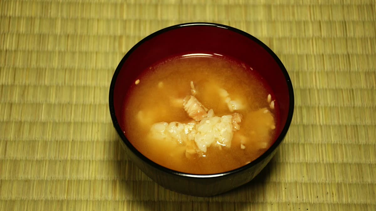 椀によそった陣中食の雑炊
