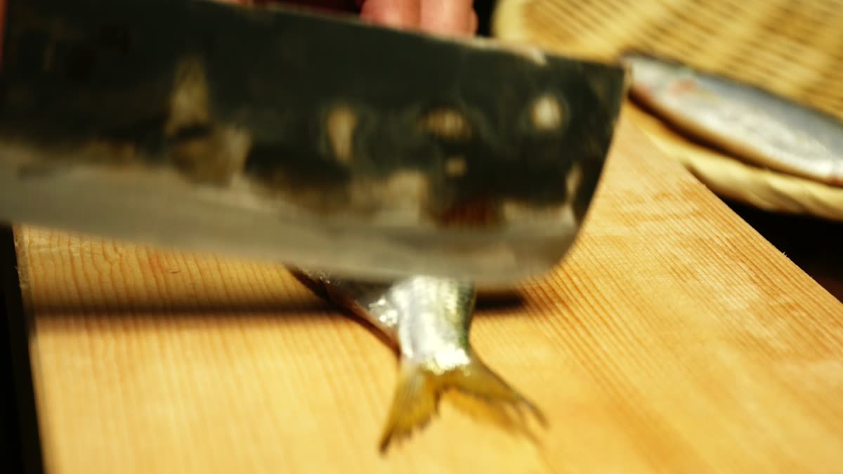 こはだの鱗を取る手元