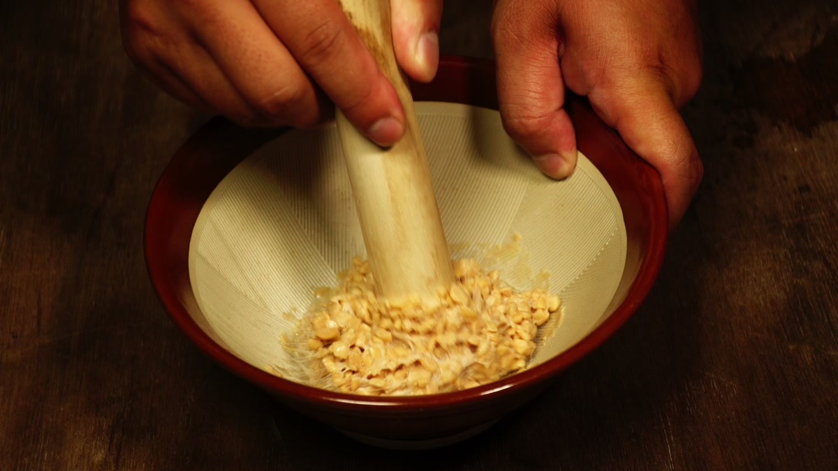 すり鉢で納豆を練っていく手元