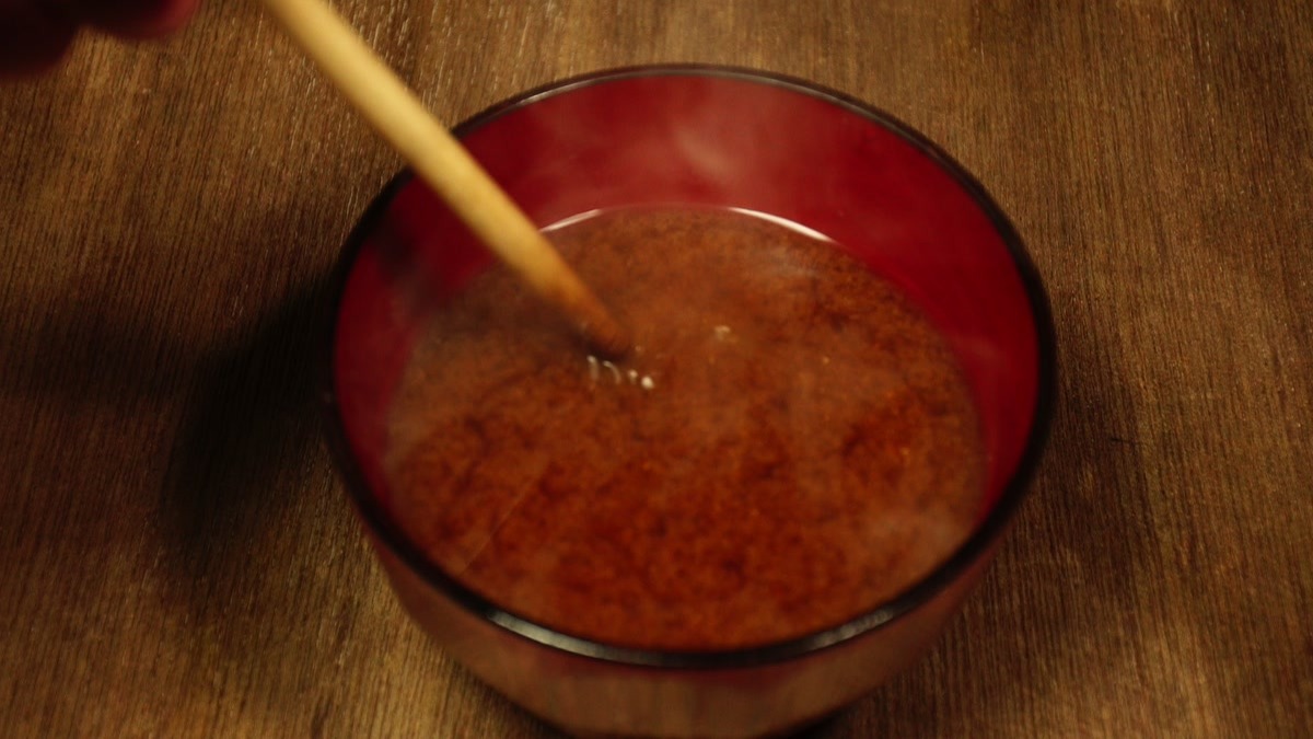 椀によそった納豆汁から湯気が立つ