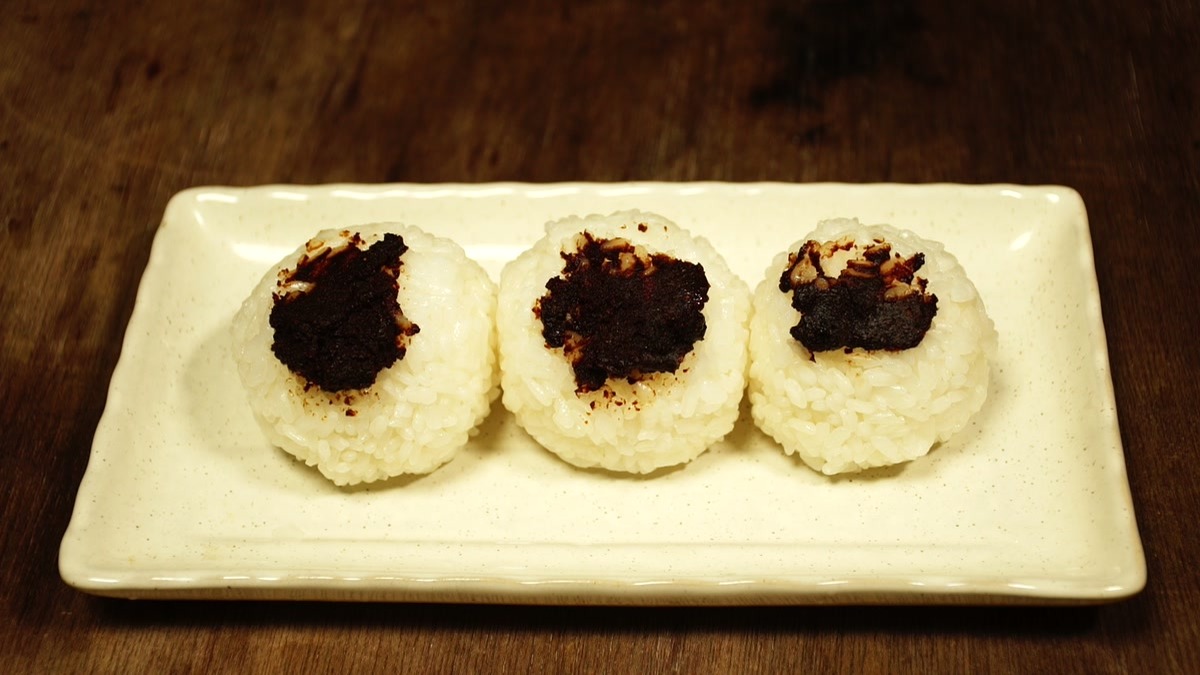 豆味噌を塗り終えた三つの握り飯
