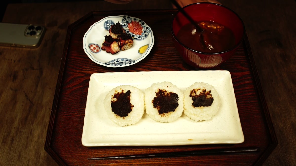 再現した豊臣秀吉の朝食。豆味噌の握り飯、蛸の味噌焼き、納豆汁