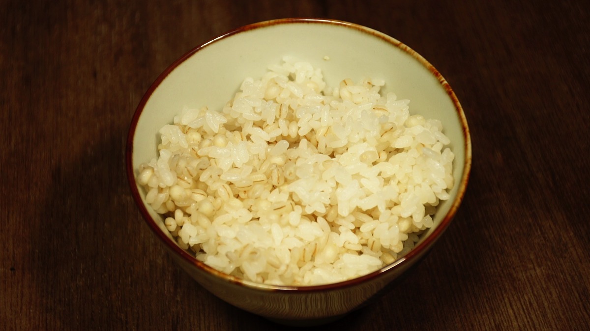 椀によそった麦飯。白米に麦の粒が混ざっている