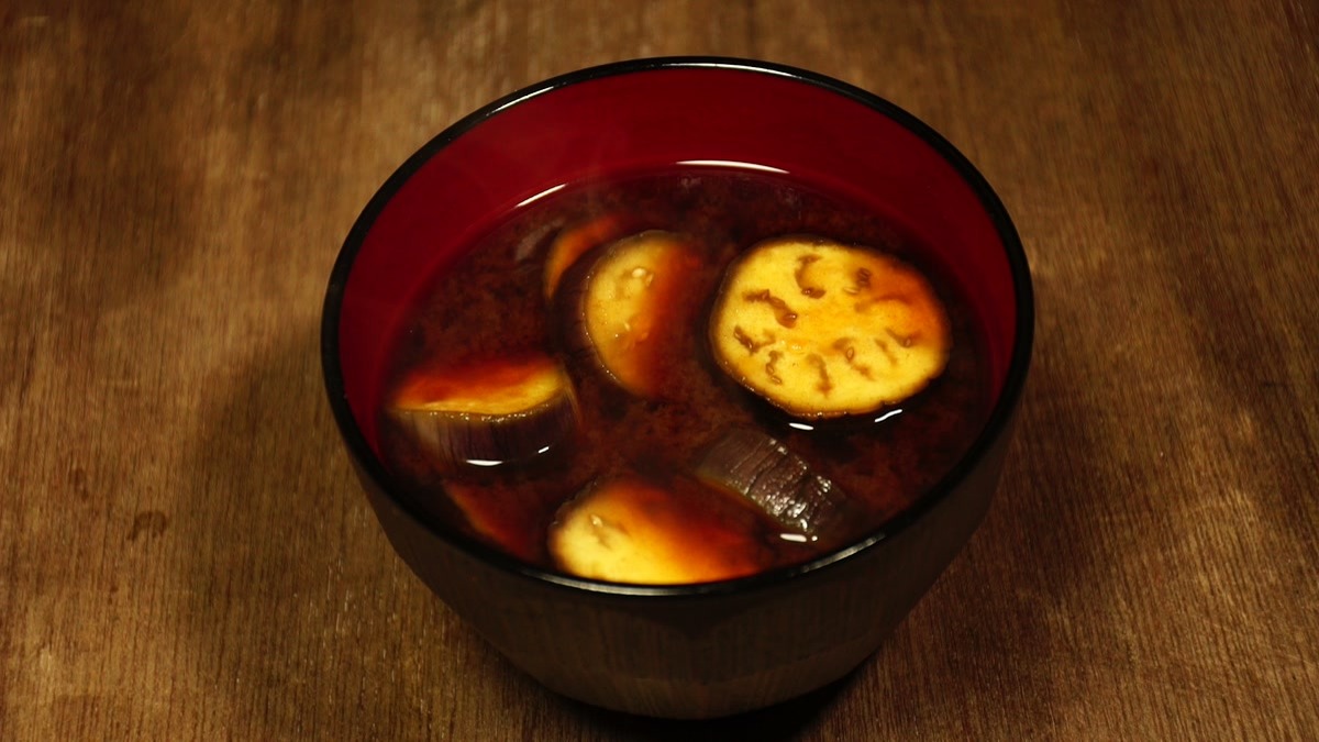 椀によそった茄子の味噌汁。輪切りの茄子が浮かぶ