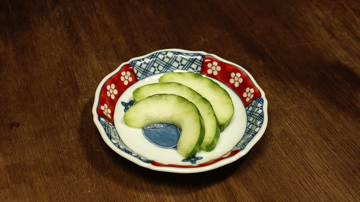 小皿に並べた瓜の塩漬け