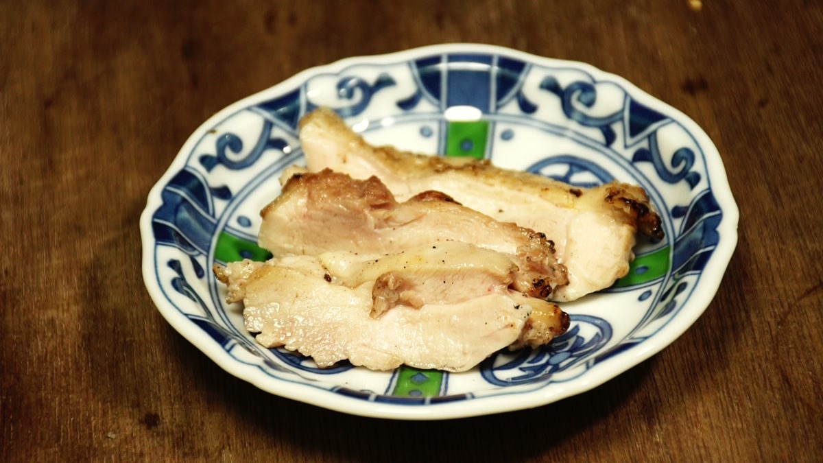 小皿に盛り付けた鶏肉の焼き物