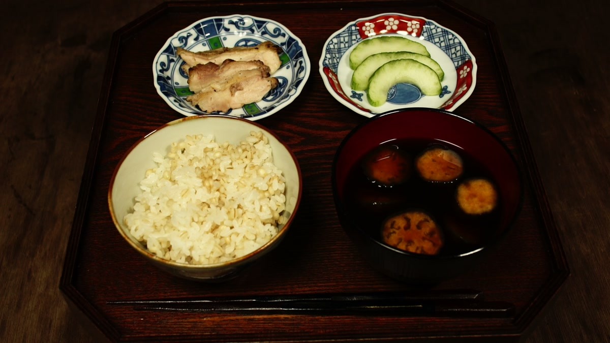 再現した徳川家康の朝食。麦飯、茄子の味噌汁、鶏肉の焼き物、瓜の漬物