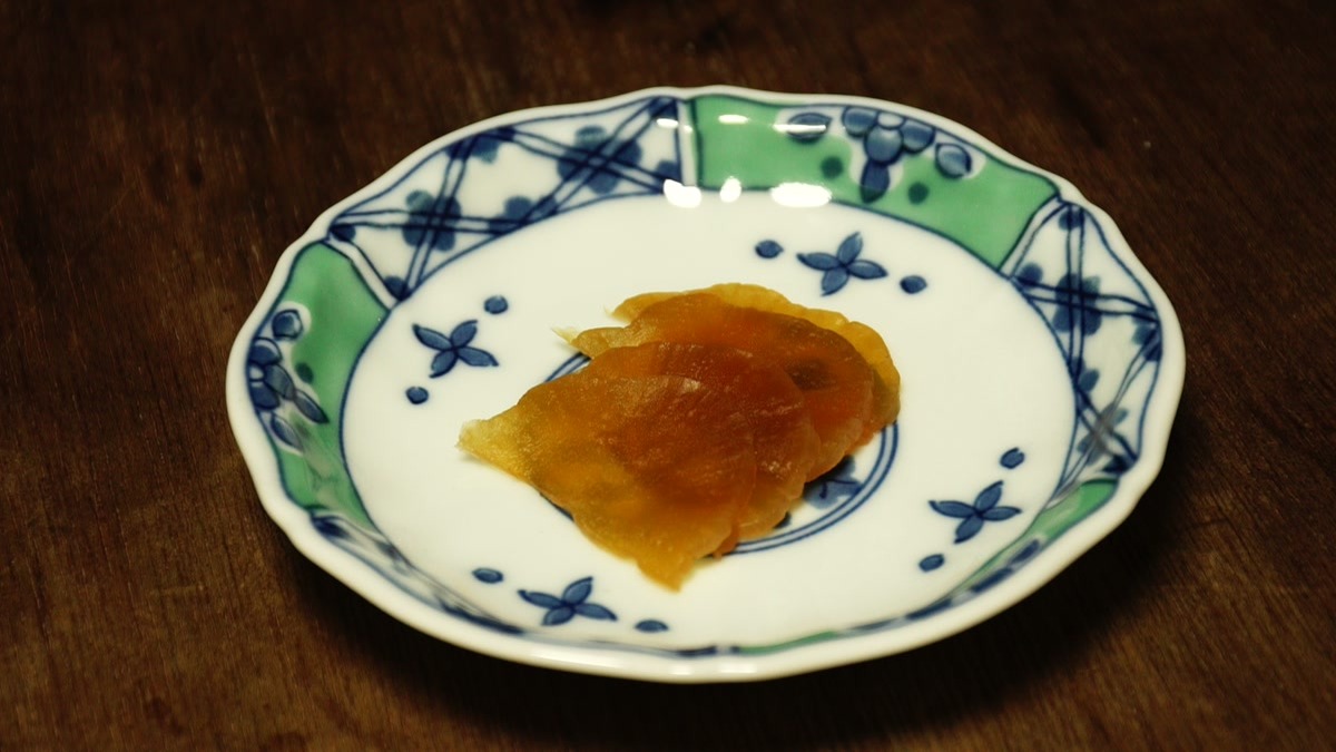 小皿に薄く切って盛り付けた大根の味噌漬け