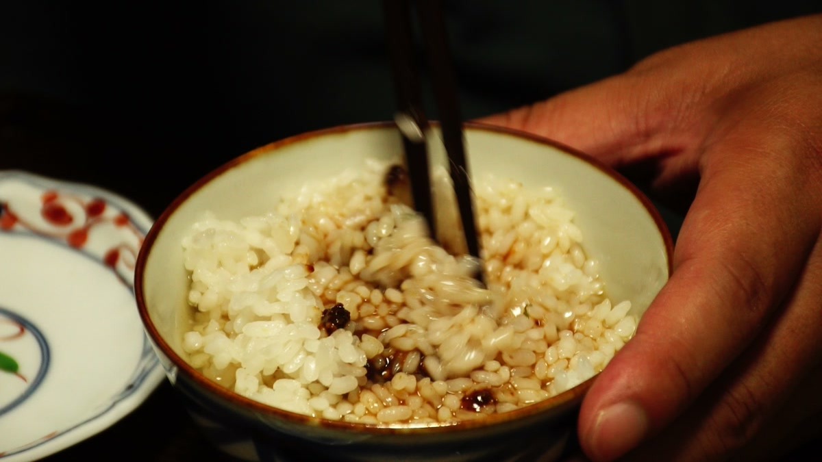 椀に盛った白米に焼き味噌を乗せ、湯をかけた湯漬け
