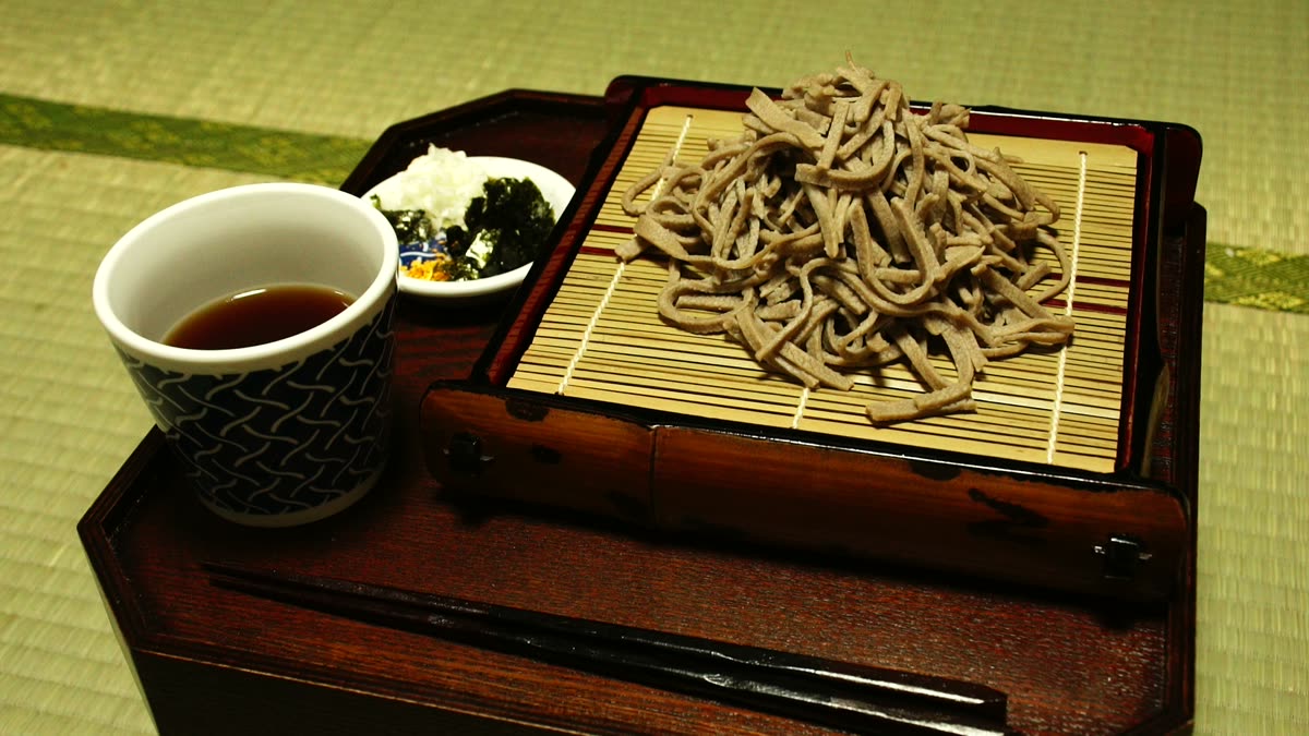 竹のせいろに盛られたそばと薬味